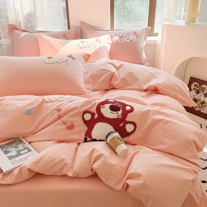 91家纺网 家纺一手货源 找家纺 慕尚 2025新款全棉水洗棉毛巾绣四件套 草莓熊-粉玉