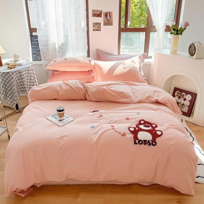 91家纺网 家纺一手货源 找家纺 慕尚 2025新款全棉水洗棉毛巾绣四件套 草莓熊-粉玉