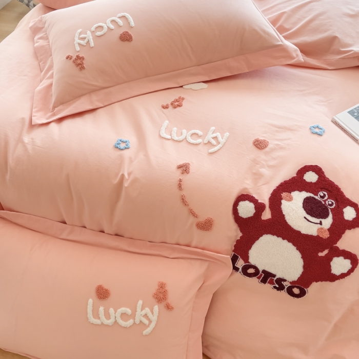 91家纺网 家纺一手货源 找家纺 慕尚 2025新款全棉水洗棉毛巾绣四件套 草莓熊-粉玉