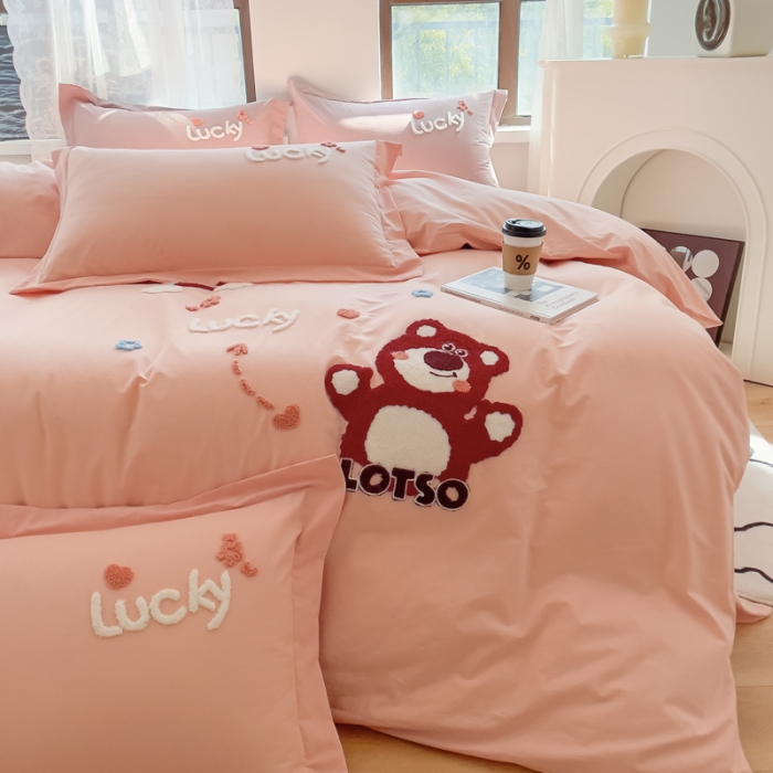 91家纺网 家纺一手货源 找家纺 慕尚 2025新款全棉水洗棉毛巾绣四件套 草莓熊-粉玉