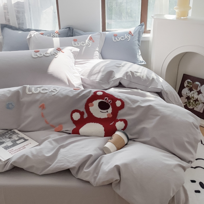 91家纺网 家纺一手货源 找家纺 慕尚 2025新款全棉水洗棉毛巾绣四件套 草莓熊-灰色