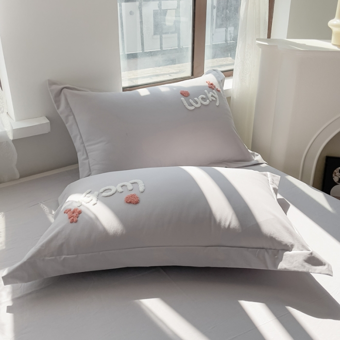 91家纺网 家纺一手货源 找家纺 慕尚 2025新款全棉水洗棉毛巾绣四件套 草莓熊-灰色