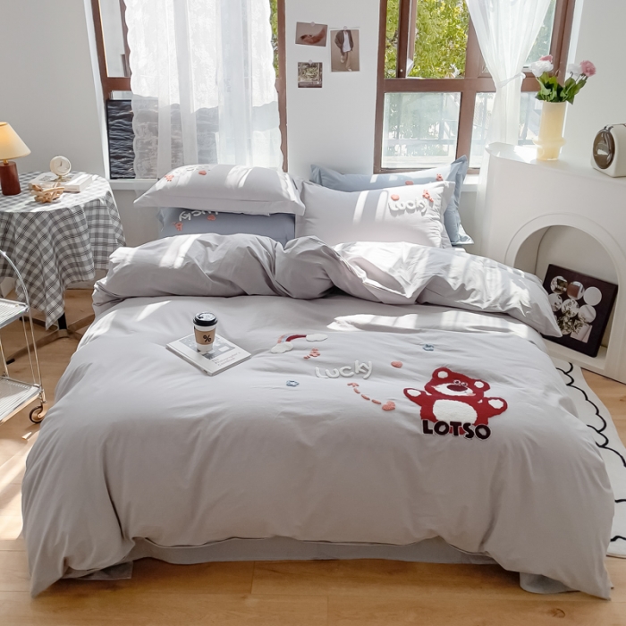 91家纺网 家纺一手货源 找家纺 慕尚 2025新款全棉水洗棉毛巾绣四件套 草莓熊-灰色