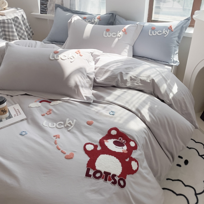 91家纺网 家纺一手货源 找家纺 慕尚 2025新款全棉水洗棉毛巾绣四件套 草莓熊-灰色