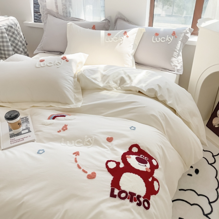 91家纺网 家纺一手货源 找家纺 慕尚 2025新款全棉水洗棉毛巾绣四件套 草莓熊-米白