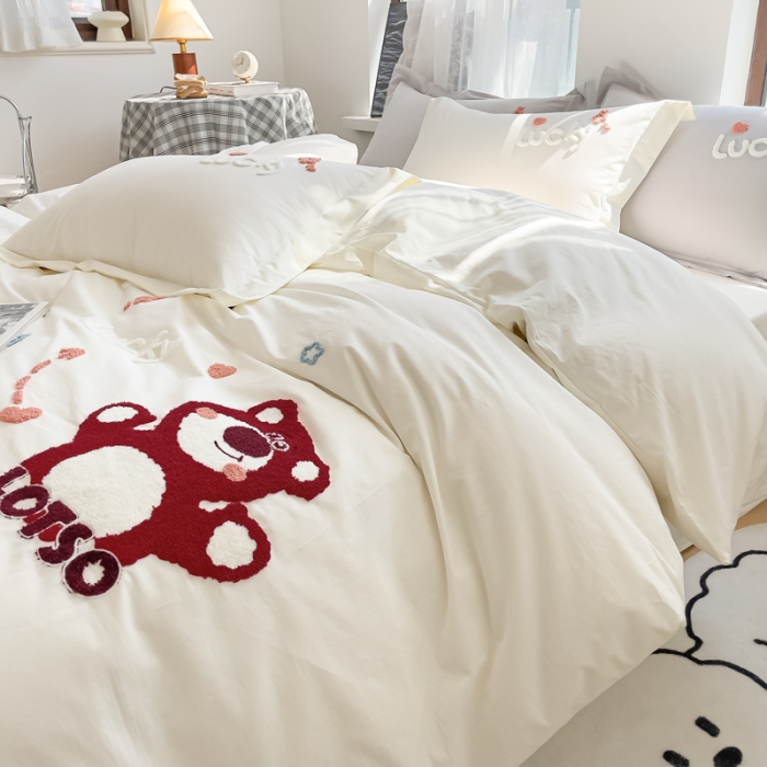 91家纺网 家纺一手货源 找家纺 慕尚 2025新款全棉水洗棉毛巾绣四件套 草莓熊-米白