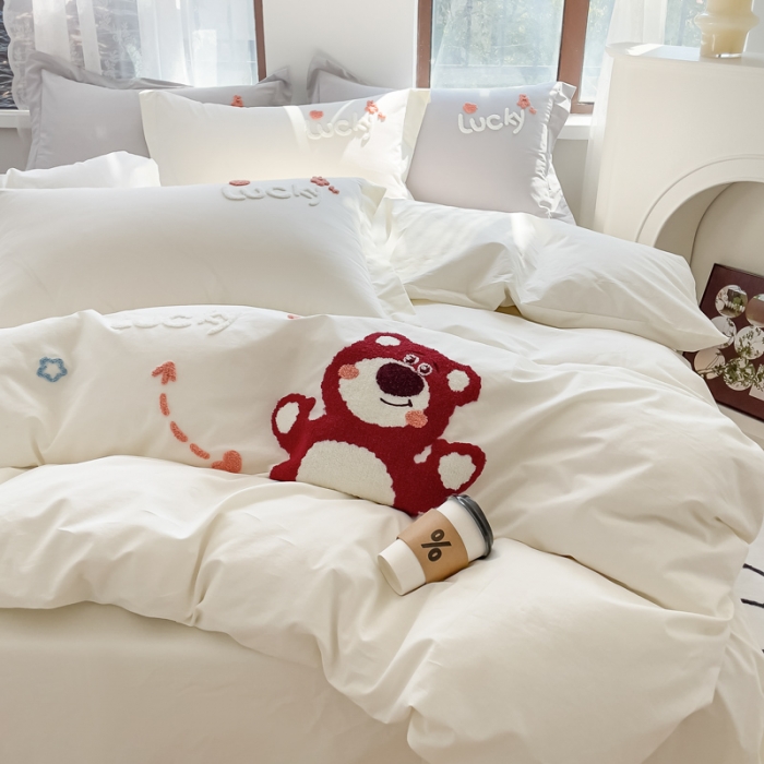91家纺网 家纺一手货源 找家纺 慕尚 2025新款全棉水洗棉毛巾绣四件套 草莓熊-米白