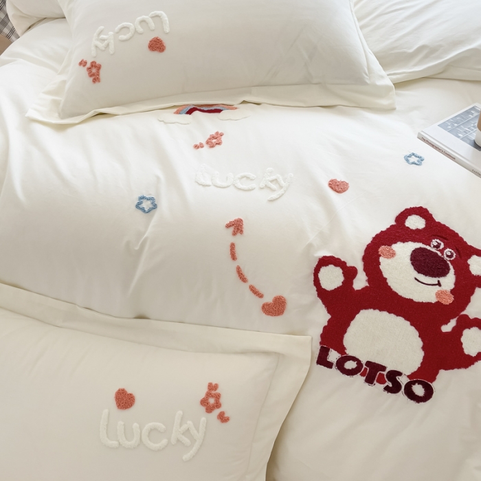 91家纺网 家纺一手货源 找家纺 慕尚 2025新款全棉水洗棉毛巾绣四件套 草莓熊-米白