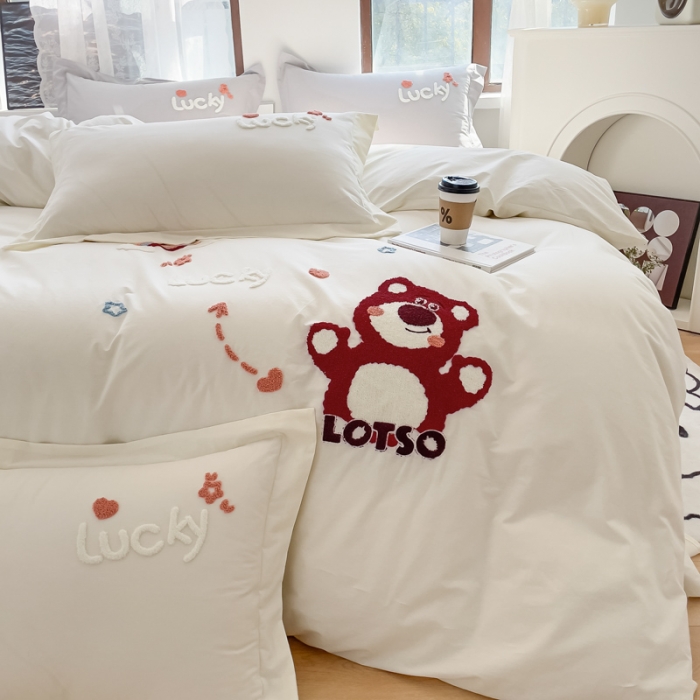 91家纺网 家纺一手货源 找家纺 慕尚 2025新款全棉水洗棉毛巾绣四件套 草莓熊-米白