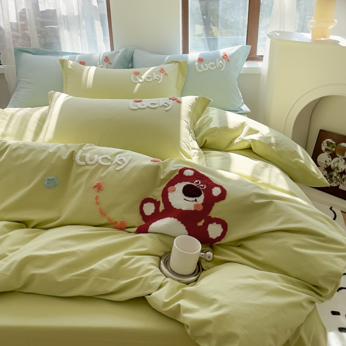 91家纺网 家纺一手货源 找家纺 慕尚 2025新款全棉水洗棉毛巾绣四件套 草莓熊-嫩绿