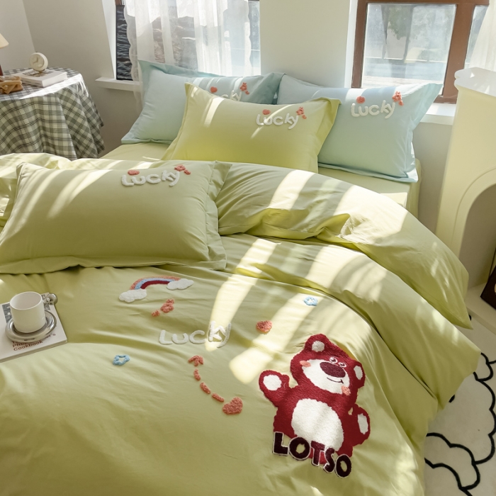 91家纺网 家纺一手货源 找家纺 慕尚 2025新款全棉水洗棉毛巾绣四件套 草莓熊-嫩绿