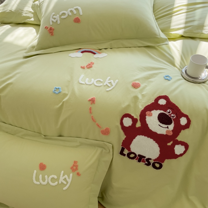 91家纺网 家纺一手货源 找家纺 慕尚 2025新款全棉水洗棉毛巾绣四件套 草莓熊-嫩绿