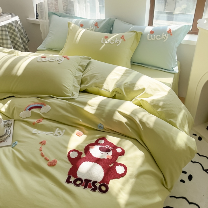 91家纺网 家纺一手货源 找家纺 慕尚 2025新款全棉水洗棉毛巾绣四件套 草莓熊-嫩绿