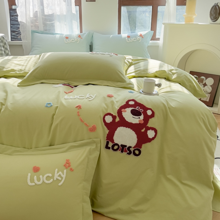 91家纺网 家纺一手货源 找家纺 慕尚 2025新款全棉水洗棉毛巾绣四件套 草莓熊-嫩绿