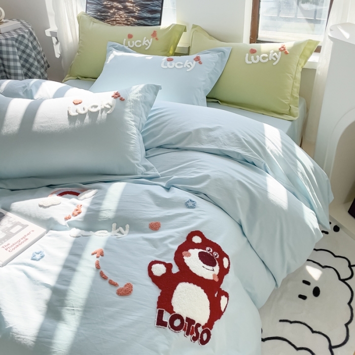 91家纺网 家纺一手货源 找家纺 慕尚 2025新款全棉水洗棉毛巾绣四件套 草莓熊-浅兰