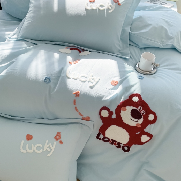 91家纺网 家纺一手货源 找家纺 慕尚 2025新款全棉水洗棉毛巾绣四件套 草莓熊-浅兰