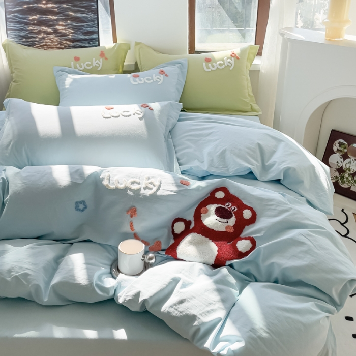 91家纺网 家纺一手货源 找家纺 慕尚 2025新款全棉水洗棉毛巾绣四件套 草莓熊-浅兰