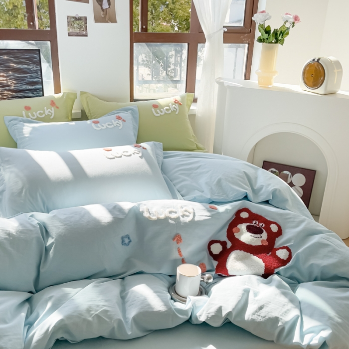 91家纺网 家纺一手货源 找家纺 慕尚 2025新款全棉水洗棉毛巾绣四件套 草莓熊-浅兰