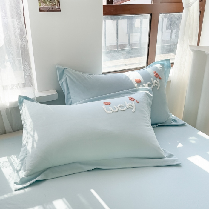 91家纺网 家纺一手货源 找家纺 慕尚 2025新款全棉水洗棉毛巾绣四件套 草莓熊-浅兰