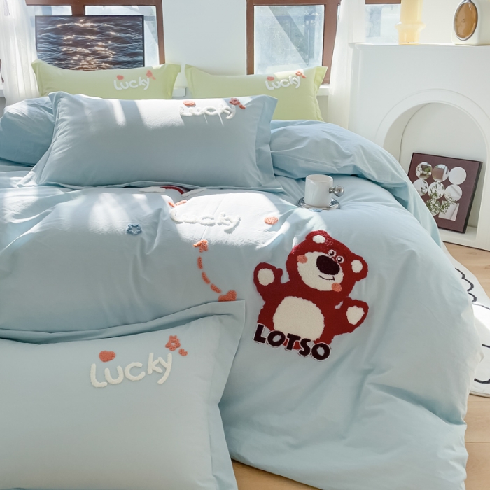 91家纺网 家纺一手货源 找家纺 慕尚 2025新款全棉水洗棉毛巾绣四件套 草莓熊-浅兰