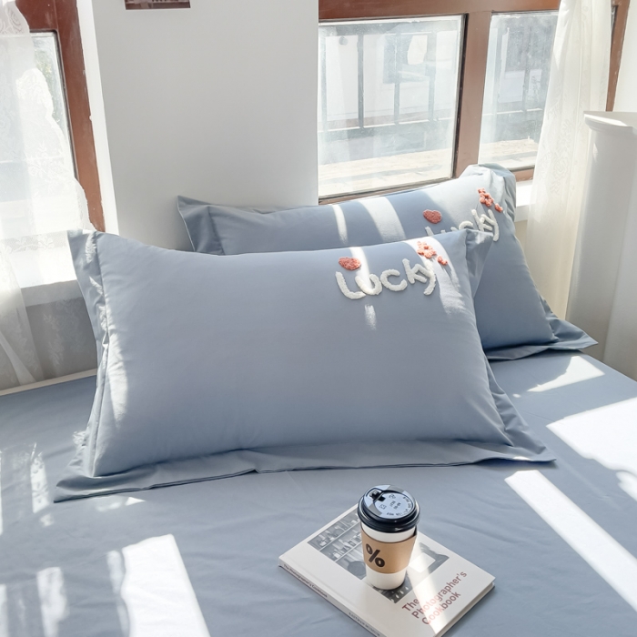 91家纺网 家纺一手货源 找家纺 慕尚 2025新款全棉水洗棉毛巾绣四件套 草莓熊-天蓝