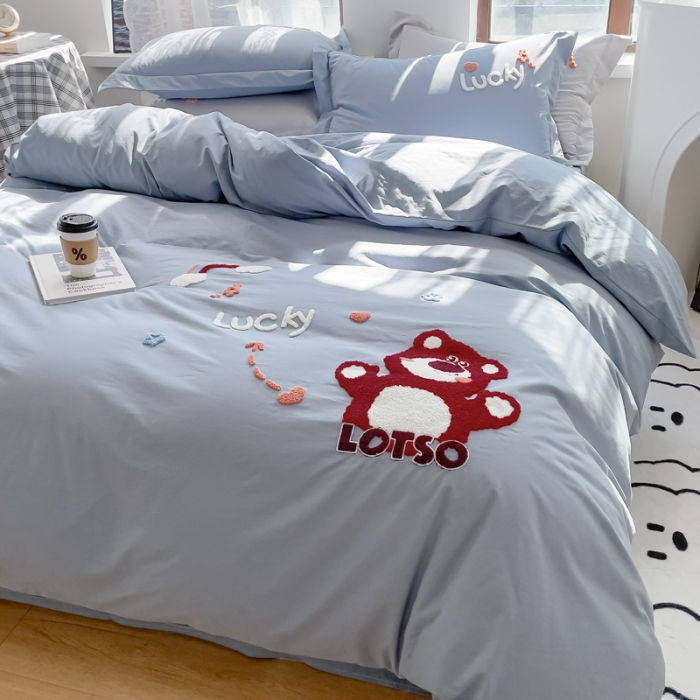 91家纺网 家纺一手货源 找家纺 慕尚 2025新款全棉水洗棉毛巾绣四件套 草莓熊-天蓝