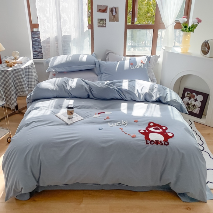 91家纺网 家纺一手货源 找家纺 慕尚 2025新款全棉水洗棉毛巾绣四件套 草莓熊-天蓝