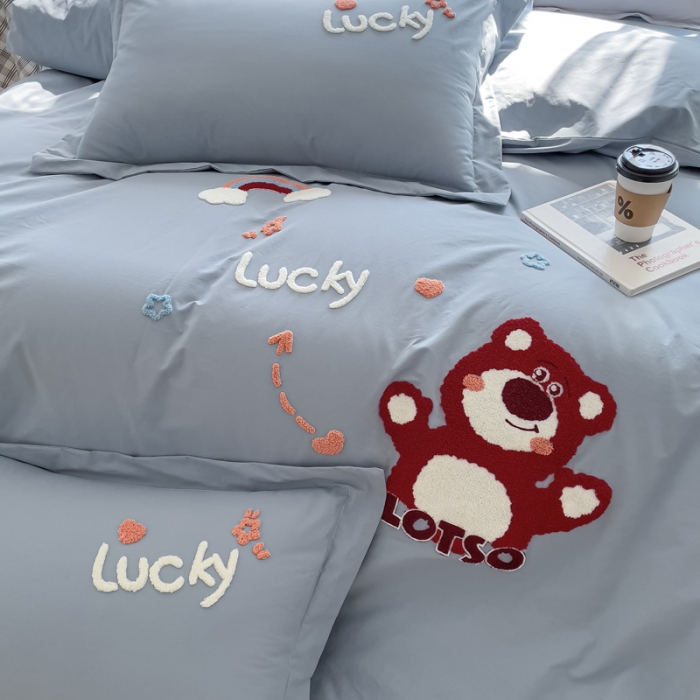 91家纺网 家纺一手货源 找家纺 慕尚 2025新款全棉水洗棉毛巾绣四件套 草莓熊-天蓝