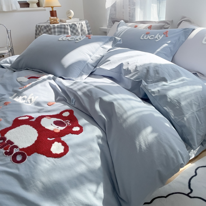 91家纺网 家纺一手货源 找家纺 慕尚 2025新款全棉水洗棉毛巾绣四件套 草莓熊-天蓝