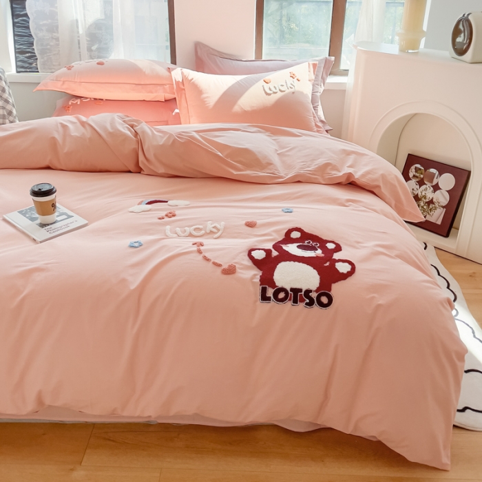 91家纺网 家纺一手货源 找家纺 慕尚 2025新款全棉水洗棉毛巾绣四件套 草莓熊-粉玉