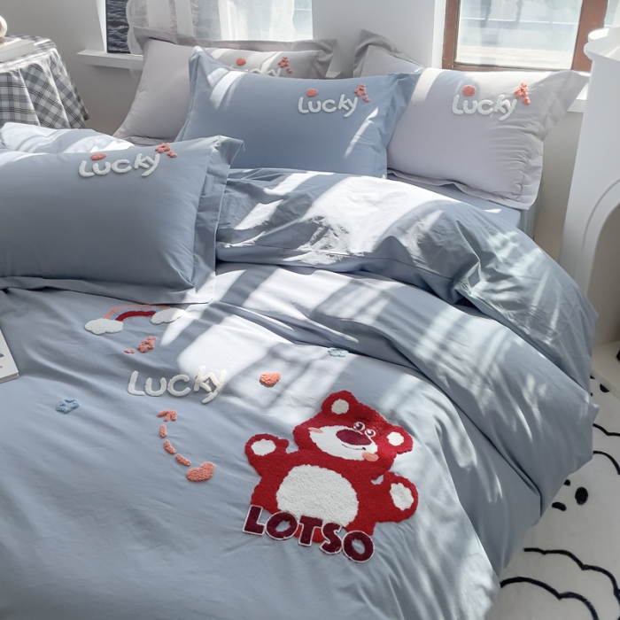 91家纺网 家纺一手货源 找家纺 慕尚 2025新款全棉水洗棉毛巾绣四件套 草莓熊-天蓝