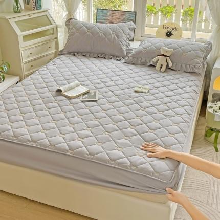 91家纺网 家纺一手货源 找家纺 （总）家之硕家纺 2023新款爱心系列磨毛刺绣衔缝夹棉床笠