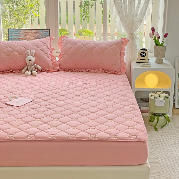 91家纺网 家纺一手货源 找家纺 家之硕家纺 2023新款爱心系列磨毛刺绣衔缝夹棉床笠 爱心-粉色