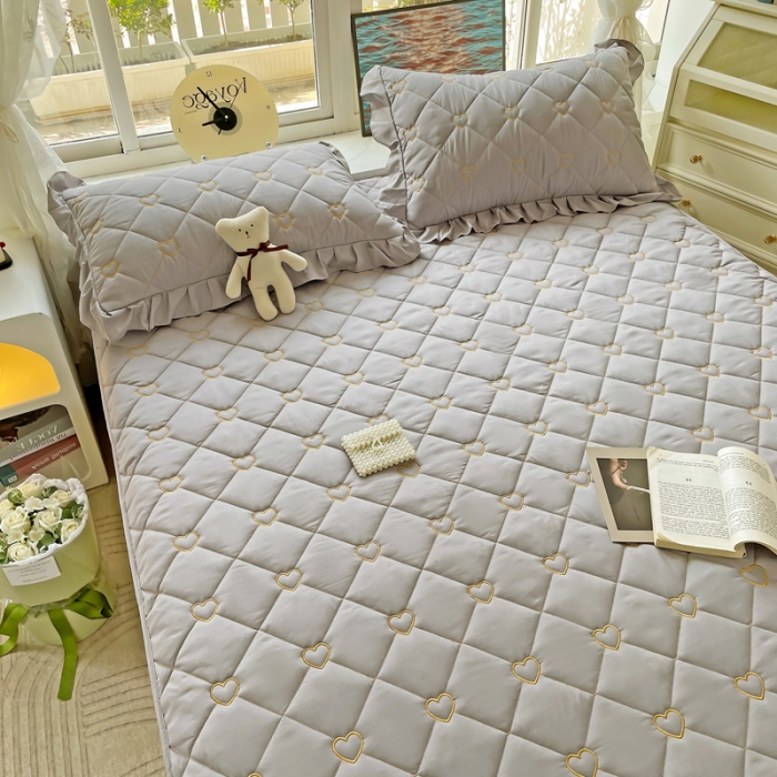 91家纺网 家纺一手货源 找家纺 家之硕家纺 2023新款爱心系列磨毛刺绣衔缝夹棉床笠 爱心-浅灰