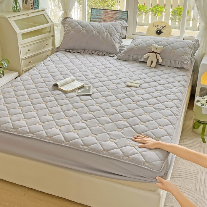 91家纺网 家纺一手货源 找家纺 家之硕家纺 2023新款爱心系列磨毛刺绣衔缝夹棉床笠 爱心-浅灰