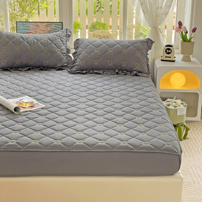 91家纺网 家纺一手货源 找家纺 家之硕家纺 2023新款爱心系列磨毛刺绣衔缝夹棉床笠 爱心-深灰