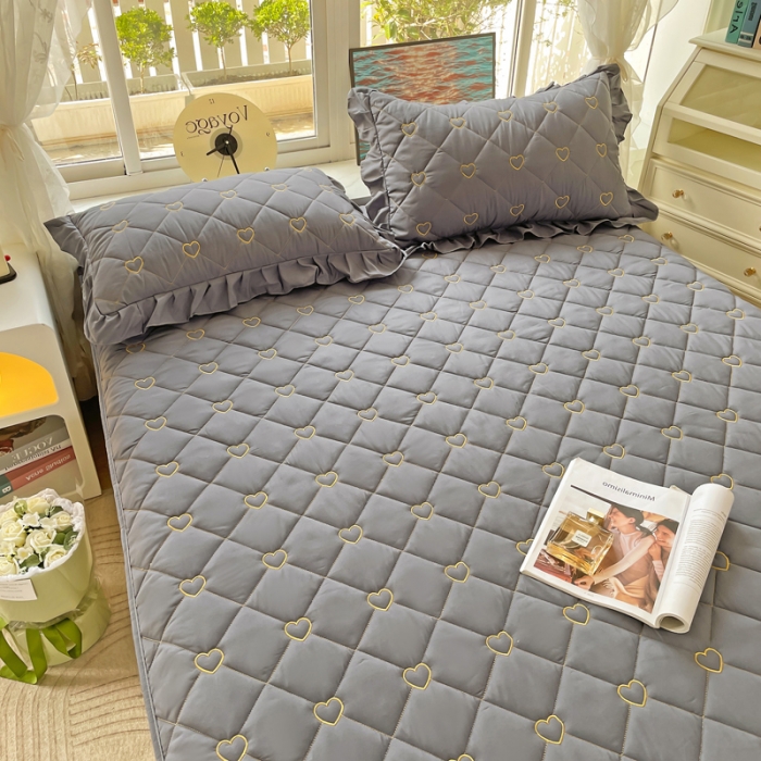 91家纺网 家纺一手货源 找家纺 家之硕家纺 2023新款爱心系列磨毛刺绣衔缝夹棉床笠 爱心-深灰