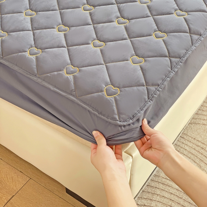 91家纺网 家纺一手货源 找家纺 家之硕家纺 2023新款爱心系列磨毛刺绣衔缝夹棉床笠 爱心-深灰