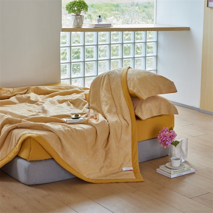 91家纺网 家纺一手货源 找家纺 安莱生活 2023新款双层纱大提花馥香夏被及夏被四件套 馥香-姜黄