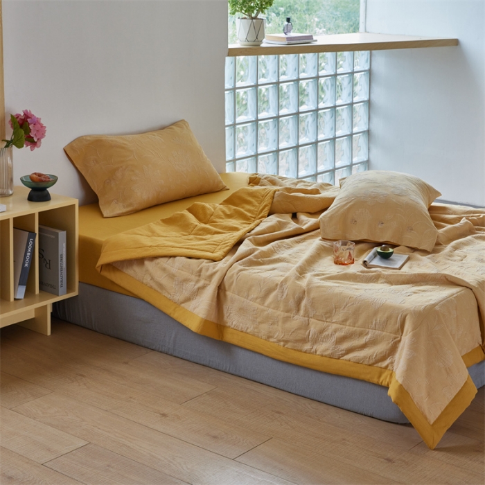 91家纺网 家纺一手货源 找家纺 安莱生活 2023新款双层纱大提花馥香夏被及夏被四件套 馥香-姜黄