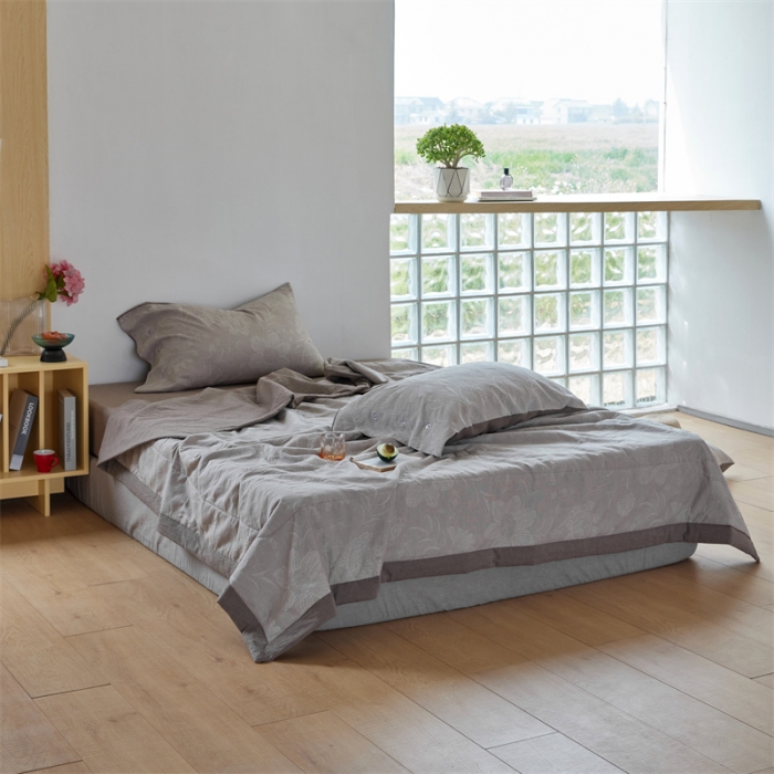 91家纺网 家纺一手货源 找家纺 安莱生活 2023新款双层纱大提花馥香夏被及夏被四件套 馥香-浅灰