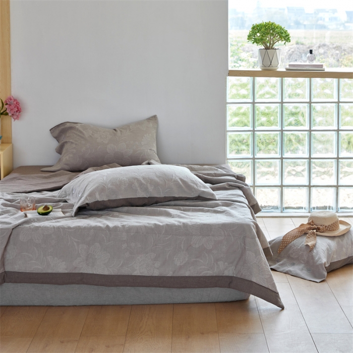 91家纺网 家纺一手货源 找家纺 安莱生活 2023新款双层纱大提花馥香夏被及夏被四件套 馥香-浅灰