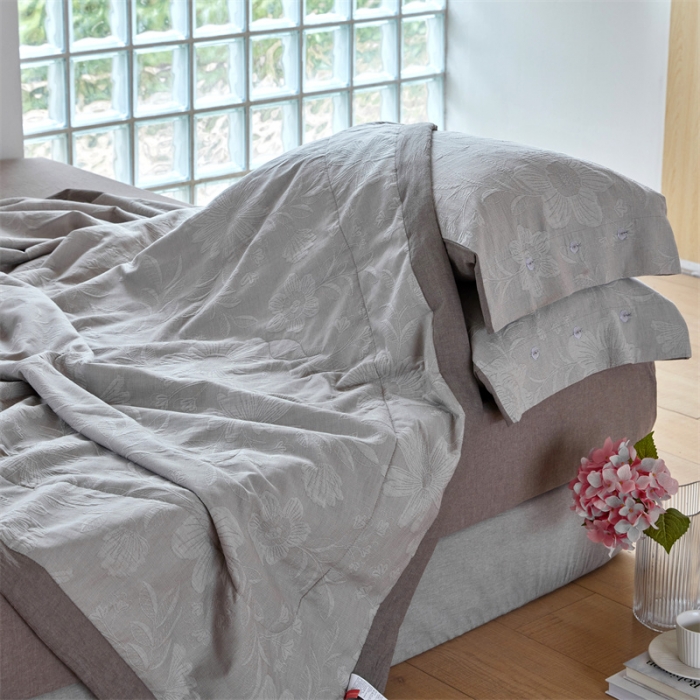 91家纺网 家纺一手货源 找家纺 安莱生活 2023新款双层纱大提花馥香夏被及夏被四件套 馥香-浅灰