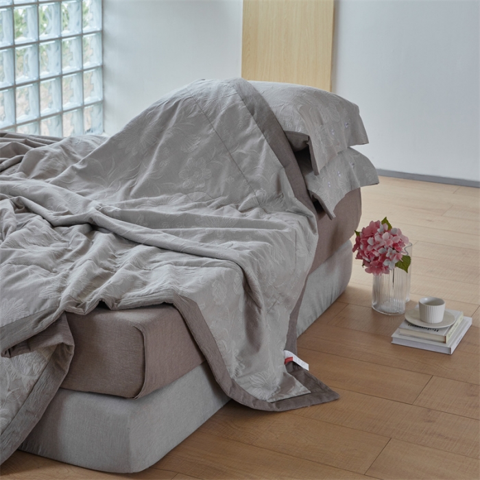 91家纺网 家纺一手货源 找家纺 安莱生活 2023新款双层纱大提花馥香夏被及夏被四件套 馥香-浅灰