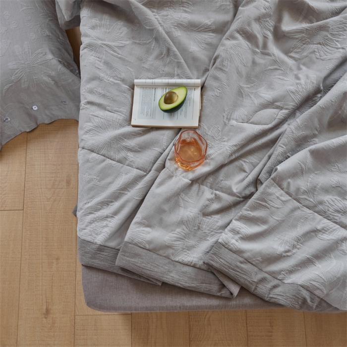 91家纺网 家纺一手货源 找家纺 安莱生活 2023新款双层纱大提花馥香夏被及夏被四件套 馥香-浅灰