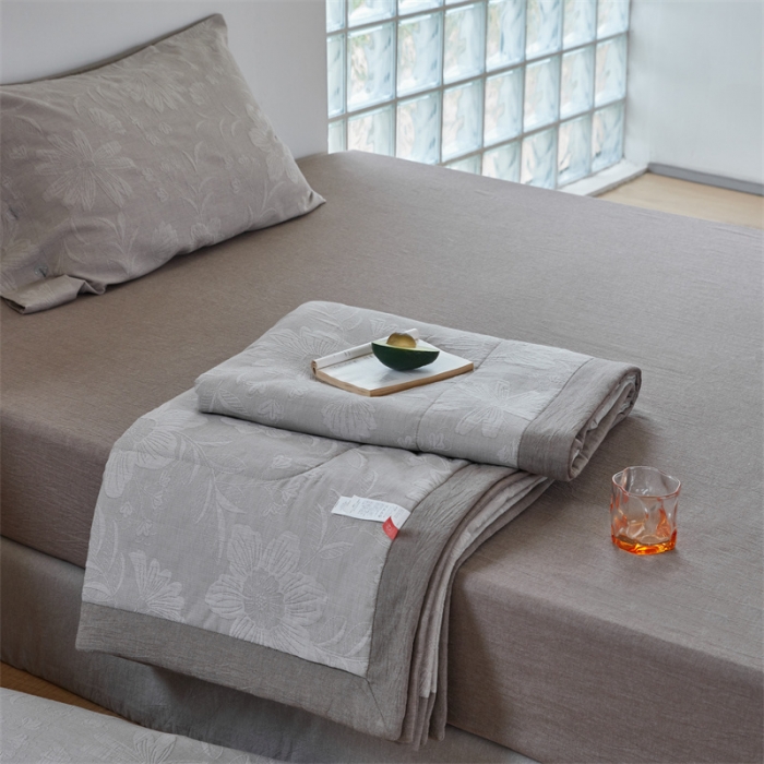 91家纺网 家纺一手货源 找家纺 安莱生活 2023新款双层纱大提花馥香夏被及夏被四件套 馥香-浅灰