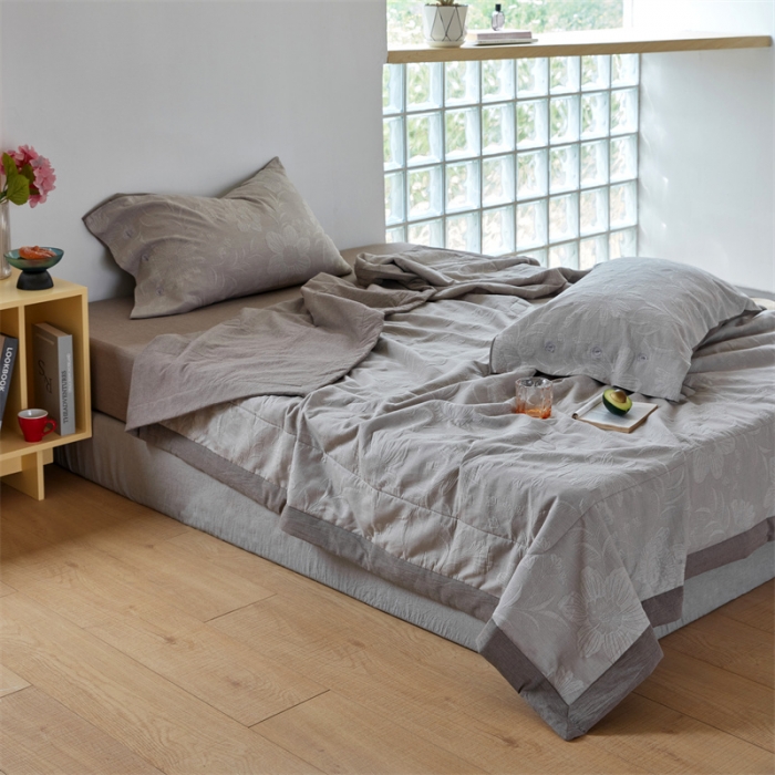 91家纺网 家纺一手货源 找家纺 安莱生活 2023新款双层纱大提花馥香夏被及夏被四件套 馥香-浅灰
