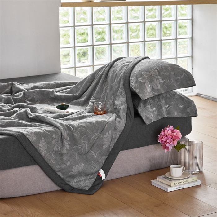 91家纺网 家纺一手货源 找家纺 安莱生活 2023新款双层纱大提花馥香夏被及夏被四件套 馥香-深灰