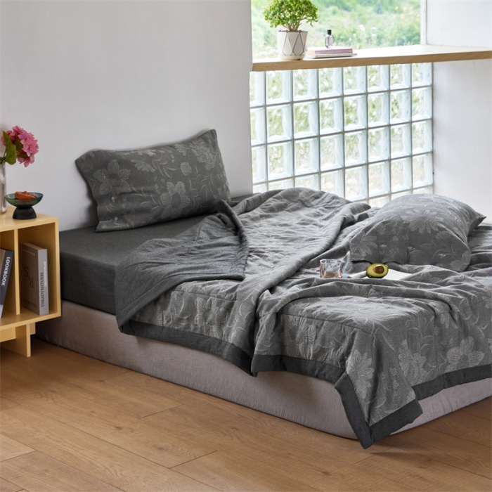 91家纺网 家纺一手货源 找家纺 安莱生活 2023新款双层纱大提花馥香夏被及夏被四件套 馥香-深灰