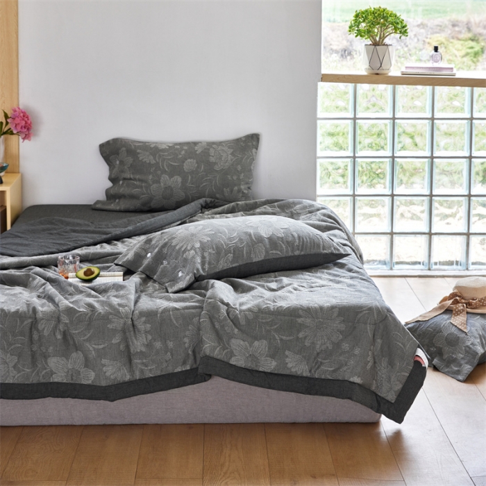 91家纺网 家纺一手货源 找家纺 安莱生活 2023新款双层纱大提花馥香夏被及夏被四件套 馥香-深灰